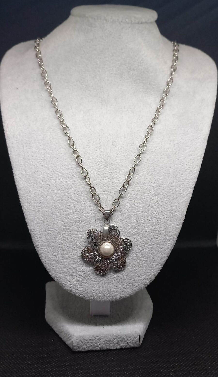 Colar fio Aço inox com medalha flor com perola
